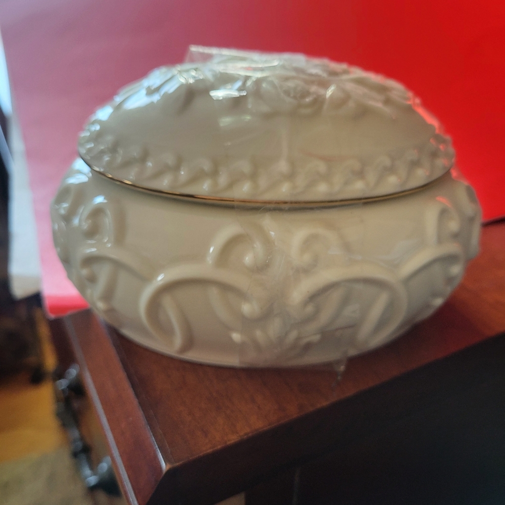 LENOX TRINKET MUSIC BOX